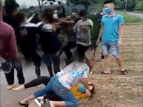 Hai nhóm nữ sinh đánh nhau tơi bời trước sự cổ vũ của bạn bè vì bức ảnh trên mạng