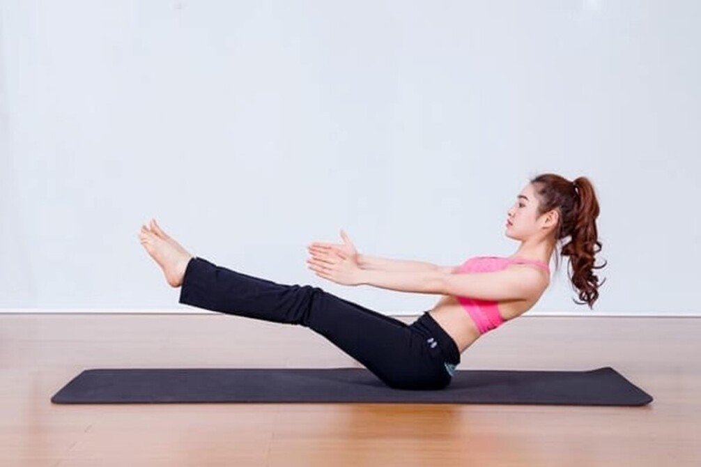 Động tác này đòi hỏi khả năng giữ thăng bằng đôi chân và giúp đốt cháy mỡ vùng bụng nhanh chóng.