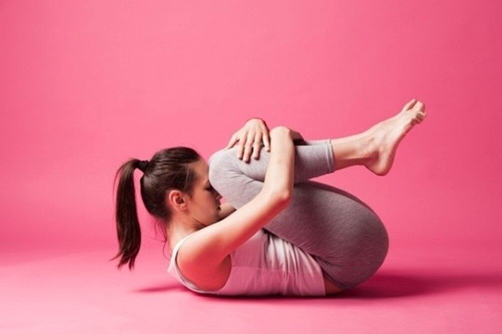 Đây là một tư thế khá dễ, giúp đốt cháy mỡ bụng, săn chắc cơ đùi, cải thiện trao đổi chất trong cơ thể.