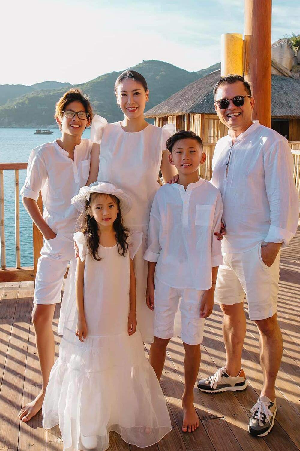 Từng tắm chung với lợn, Hoa hậu trẻ nhất Việt Nam làm mẹ giàu sang, nuôi con như quý tộc - 8