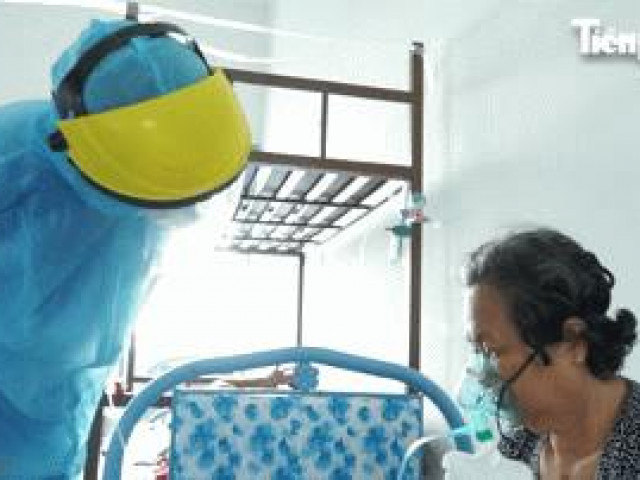 Clip Eva - Hai nữ sinh hỗ trợ tiêm vắc xin, ân cần chăm sóc bệnh nhân COVID-19