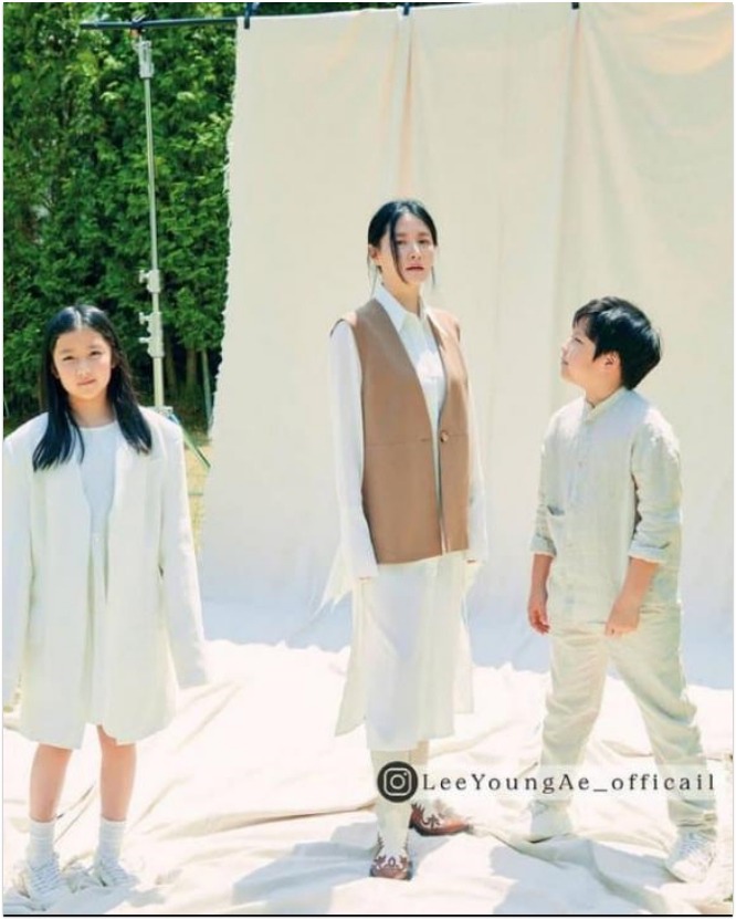 Lee Young Ae thời gian này hay khoe các con trên tạp chí hay trên trang cá nhân.