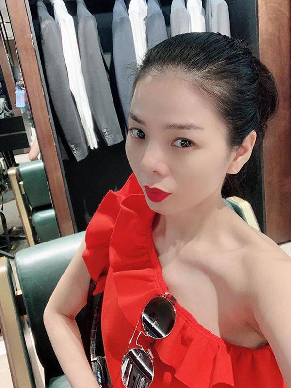 Trong showbiz cũng có trường hợp tháo sụn mũi như Ngân Anh là ca sĩ Lệ Quyên.