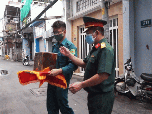 Clip Eva - Thiếu tá quân đội nghẹn lời khi nhớ thời khắc giao tro cốt nạn nhân COVID-19 về gia đình