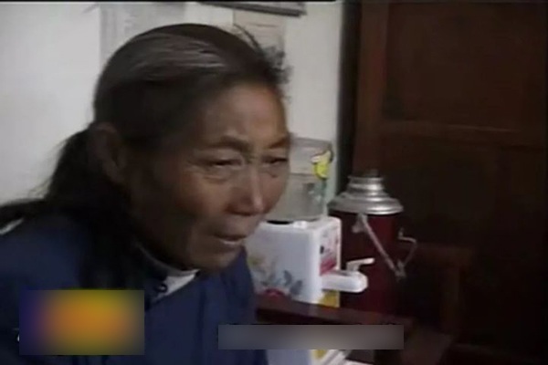 Người mẹ của Cao Zhenang đau đớn khi con trai nhận án tử vì tội giết người.