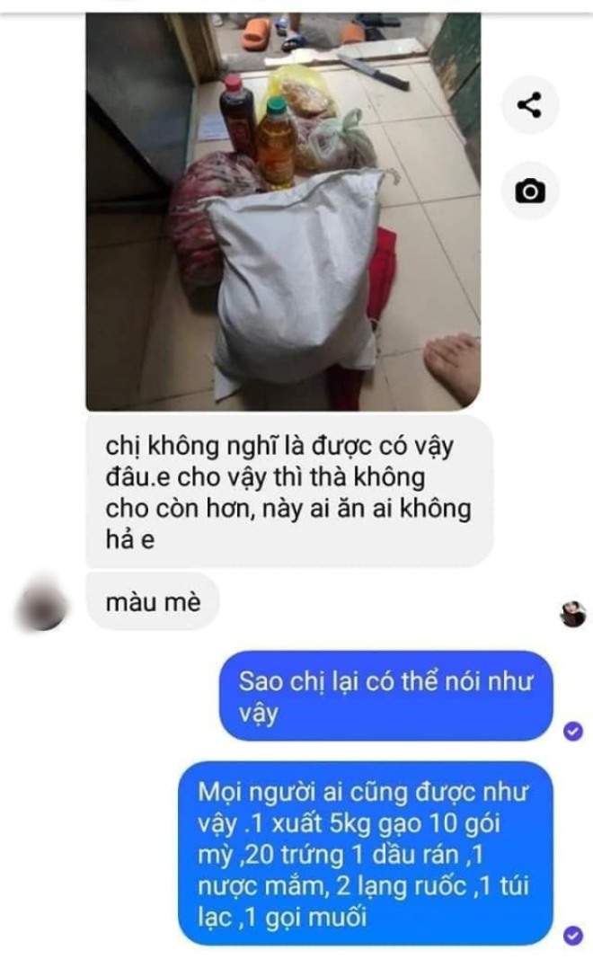 Suất quà cứu trợ gồm 5 kg gạo, 10 gói mì, 20 trứng, 1 chai dầu ăn, 1 nước mắm, 2 lạng ruốc, 1 túi lạc và 1 gói muối vẫn bị cô gái chê là ít.
