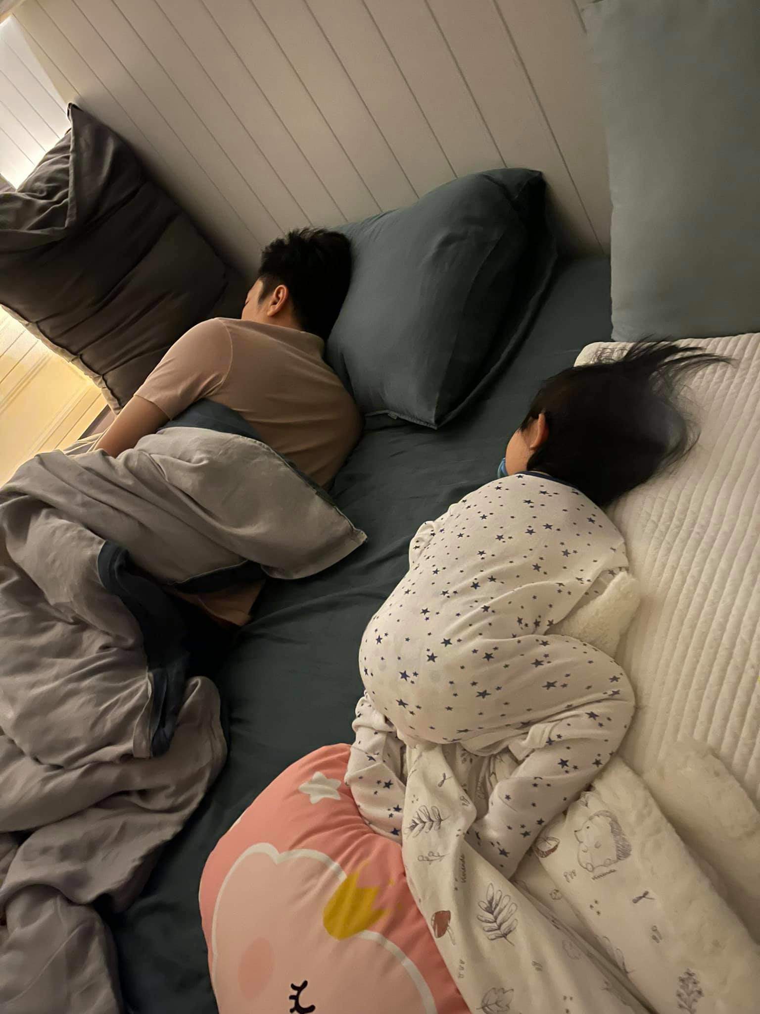 Cường Đôla ôm con gái ngủ nhưng ảnh Đàm Thu Trang chụp lén lúc nửa đêm gây khó hiểu - 1