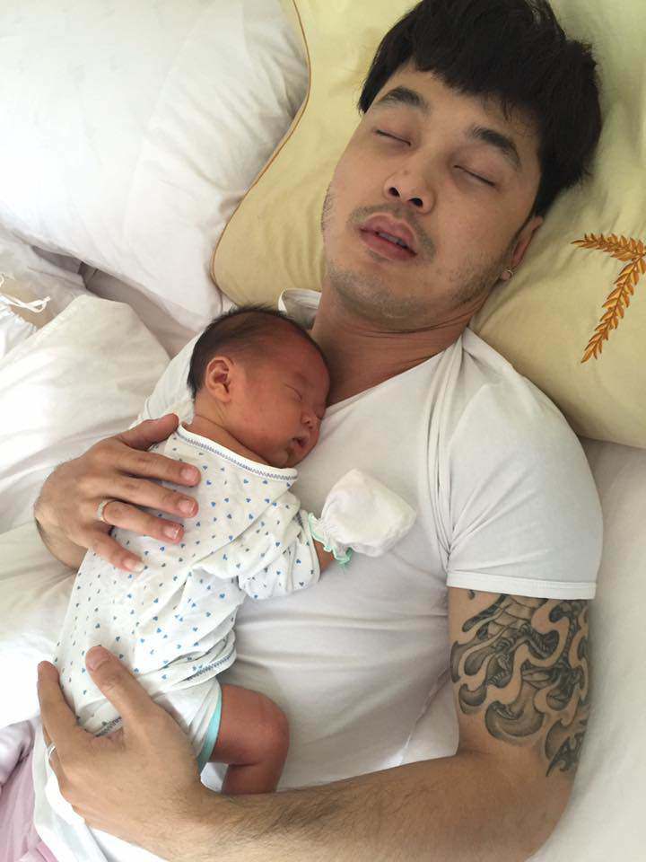 Cường Đôla ôm con gái ngủ nhưng ảnh Đàm Thu Trang chụp lén lúc nửa đêm gây khó hiểu - 8