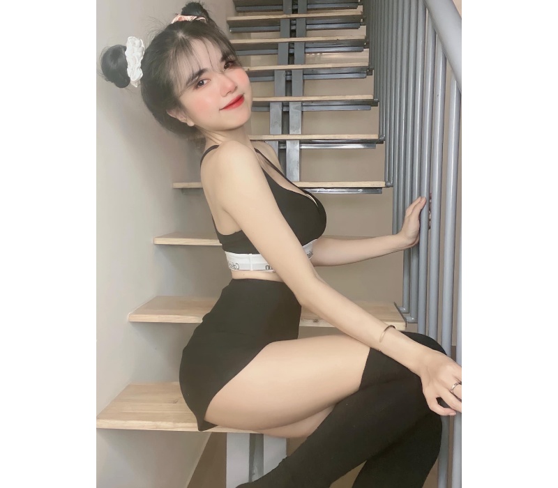 Nàng hot girl sinh năm 1995 gây ấn tượng trong mắt cộng đồng mạng Việt với gương mặt xinh xắn cùng lối trang điểm trong veo, trông đầy dễ thương, ngọt ngào.
