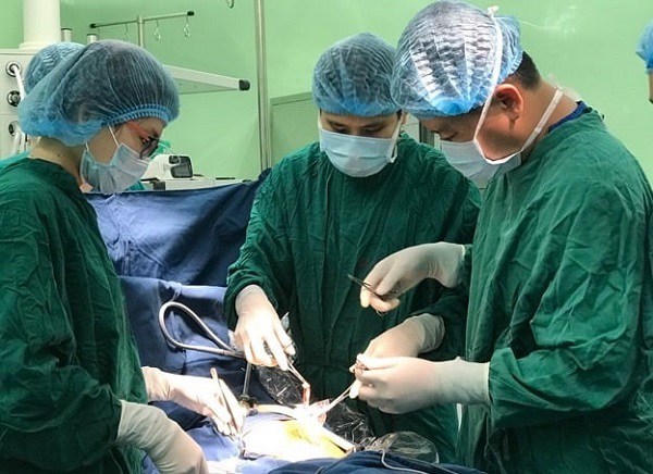 Các bác sĩ đang thực hiện phẫu thuật cho bệnh nhi bị viêm ruột thừa vào viện cấp cứu muộn.