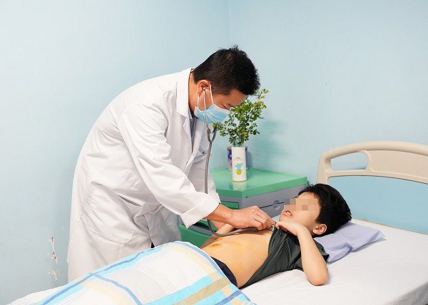 PGS Nguyền Duy Hiền thăm khám cho bé trai sau phẫu thuật bị viêm ruột thừa.