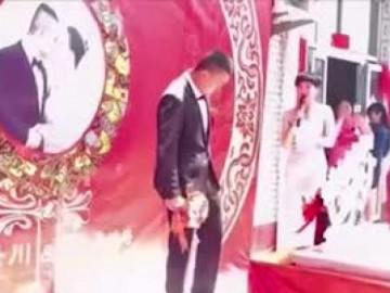Hứng trọn cả tấn bột mì ngay trong đám cưới, chú rể có phản ứng đầy bất ngờ