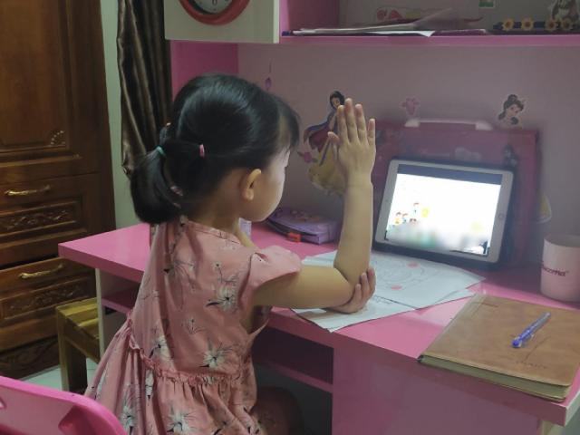 Bi hài chuyện HS lớp 1 học online: Vài phút đầu im ắng, sau đó ồn ào đủ thứ chuyện