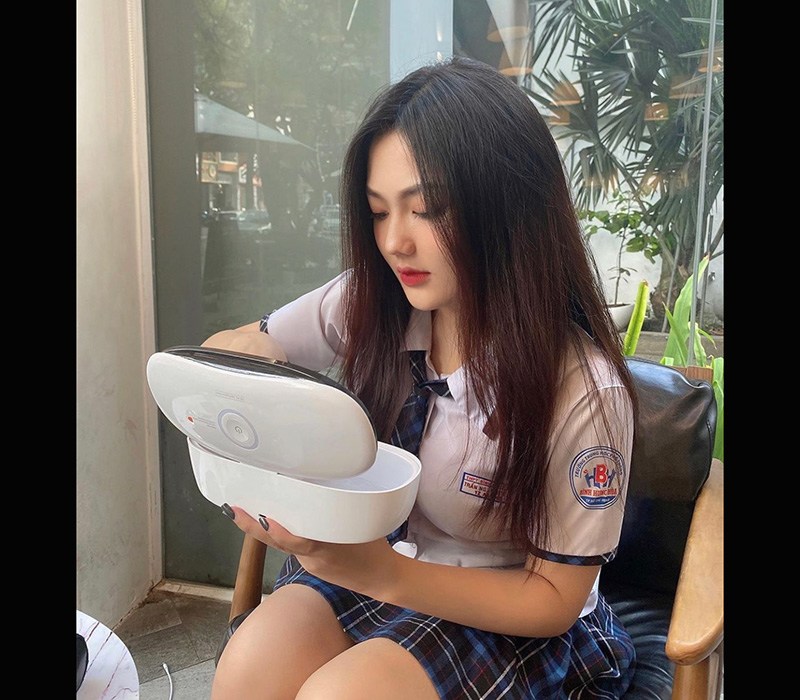 Triệu Vy tên thật là Nguyễn Trần Triệu Vy, sinh năm 2002 và là một hot girl đình đám tại Sài Thành được nhiều bạn trẻ yêu mến với lượt theo dõi gần 80 ngàn.
