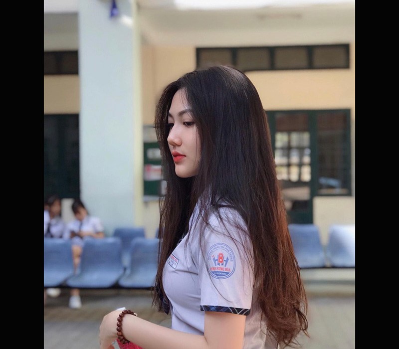 Cựu nữ sinh trường THPT Bình Hưng Hòa, TP.HCM rất nổi trên mạng xã hội, cô được nhận định là một trong những mỹ nhân học đường có sắc vóc nổi bật nhất hiện nay.
