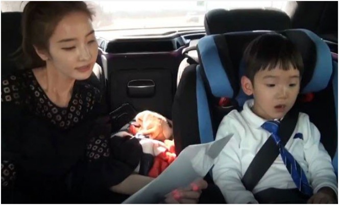 Chỉ lướt qua màn hình, amp;#34;búp bê xứ Hànamp;#34; gây ngỡ ngàng vì nhan sắc không thể tin ở tuổi 43 - 7