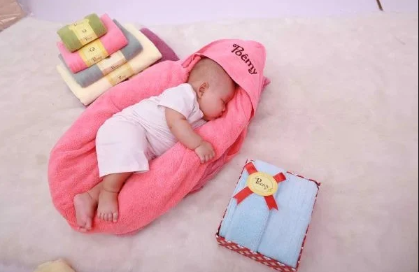 Cách quấn khăn cho trẻ sơ sinh giúp bé ngủ ngon sâu giấc - 3