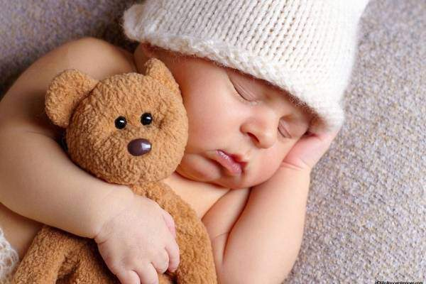 Làm gì nếu trẻ sơ sinh không có giấc ngủ sâu trong ngày?  - Ngày thứ nhất