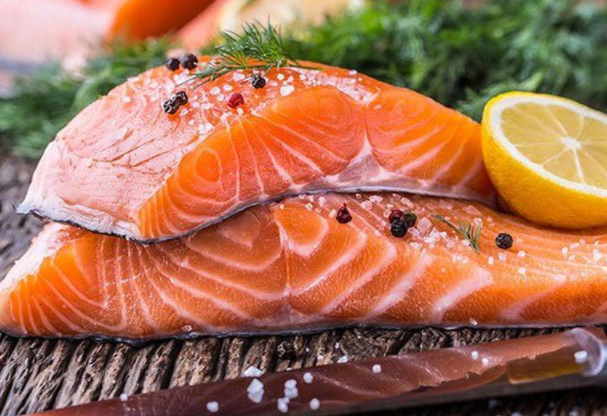 Cá hồi là một loại thịt giàu canxi cho trẻ (Ảnh internet)