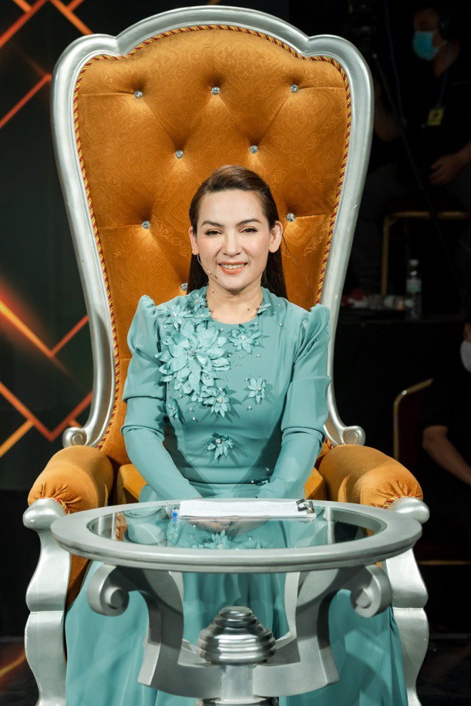 Sáng 27/8, xuất hiện thông tin Phi Nhung nguy kịch vì COVID-19, phải chuyển sang Bệnh viện Chợ Rẫy điều trị.