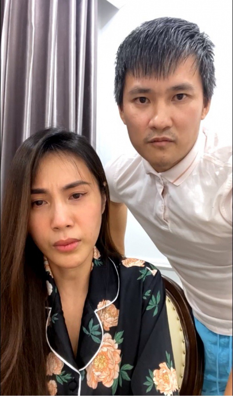 Soi phong cách các ông chồng đại gia trên livestream: Cường Đô La giản dị cũng phải thua Công Vinh - 1