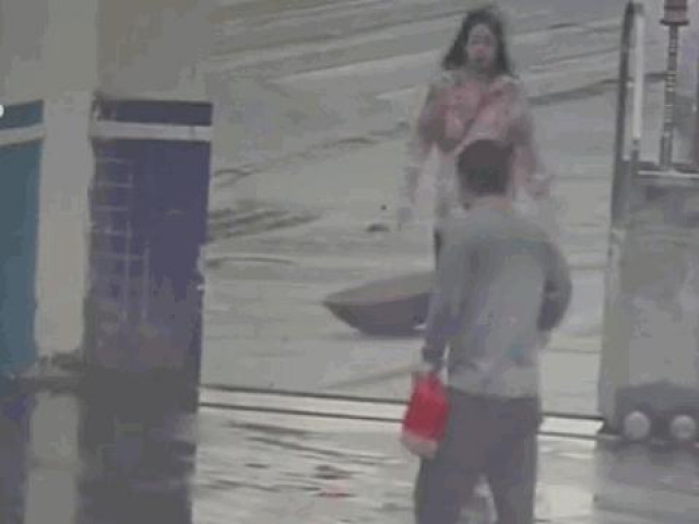 Clip Eva - Clip: Chưa thuộc đường, tên cướp bị bắt vì chạy nhầm vào đồn cảnh sát