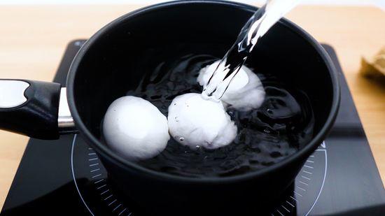 Luộc trứng bằng nước sôi hay lạnh, nhiều người làm sai bảo sao trứng nứt vỏ, không ngon - 3