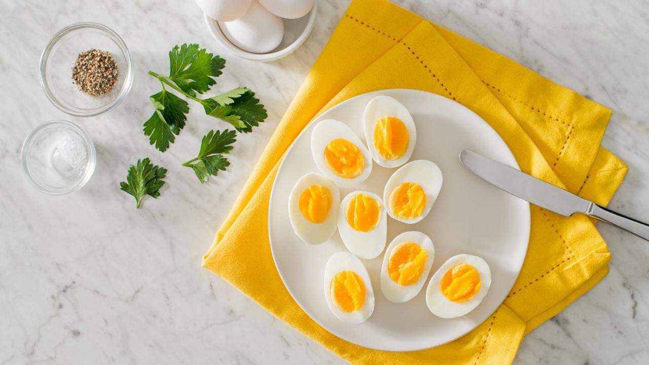 Luộc trứng bằng nước sôi hay lạnh, nhiều người làm sai bảo sao trứng nứt vỏ, không ngon - 5