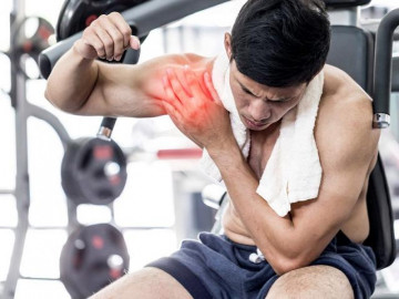 Tôi tự tập gym không khỏe hơn lại bị đau khớp vai, phải làm sao?