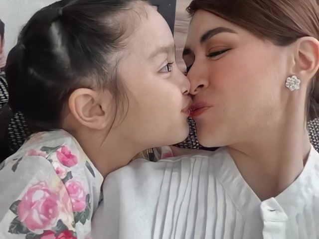 Mỹ nhân đẹp nhất Philippines hôn môi con gái gây tranh cãi