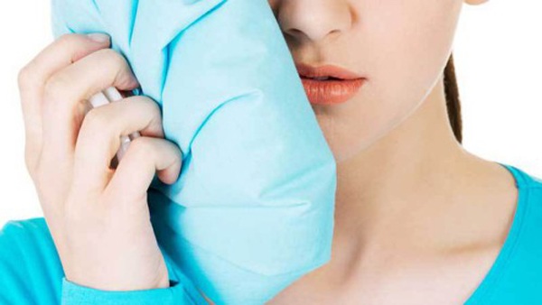 Khi chườm lạnh lưu ý không cho đá lạnh trực tiếp lên da mà nên có cho vào khăn mềm hay túi chườm để chườm nhẹ nhàng.