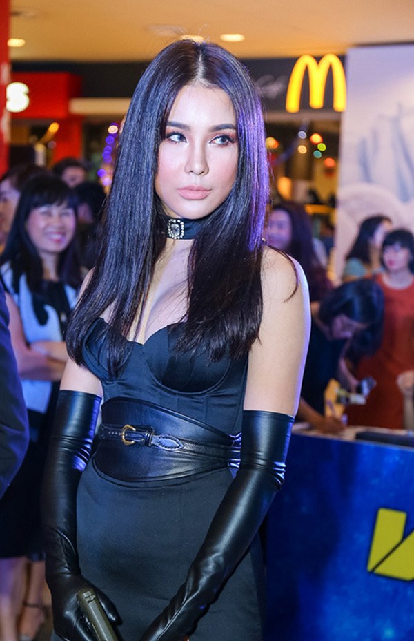 Bắt đầu gắn với nghi án thẩm mỹ là từ cuối năm 2016, khi Diệp Lâm Anh xuất hiện tại thảm đỏ một sự kiện với gương mặt sưng phồng, căng bóng khác hẳn vẻ cá tính rắn rỏi trước đó của cô nàng.