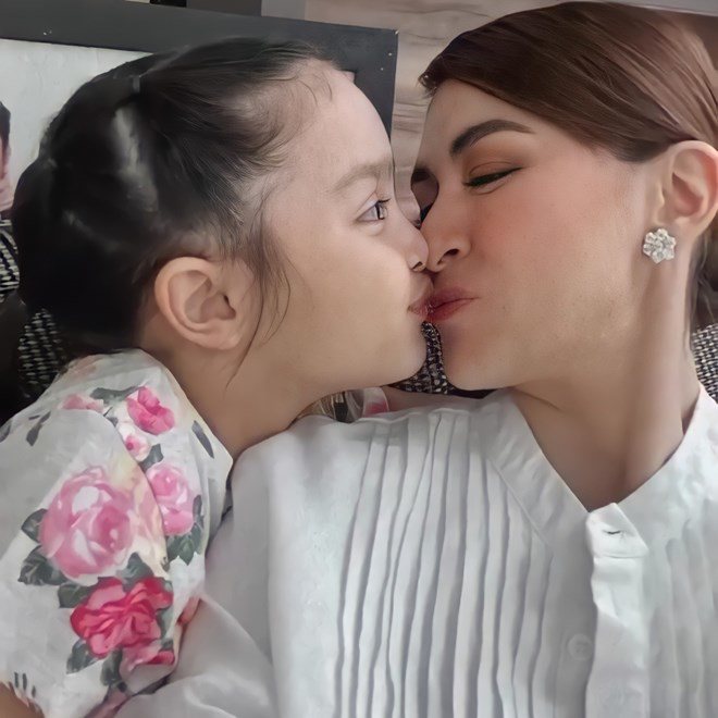 Mỹ nhân Philippines hôn môi con gái chưa bằng nam DV U70 có hành động quá mức với con - 1