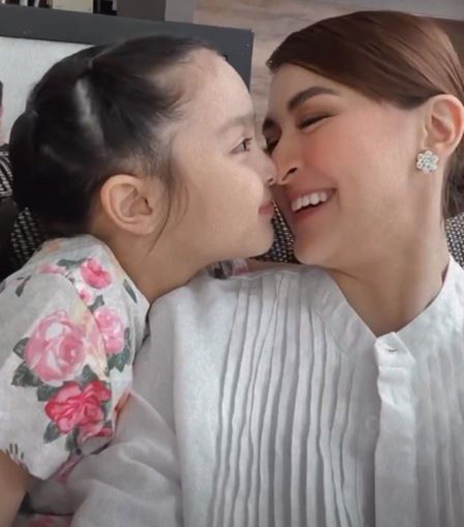 Mỹ nhân Philippines hôn môi con gái chưa bằng nam DV U70 có hành động quá mức với con - 3