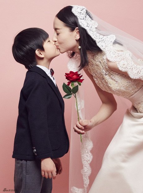 Mỹ nhân đẹp nhất Philippines hôn môi con gái gây tranh cãi - 10