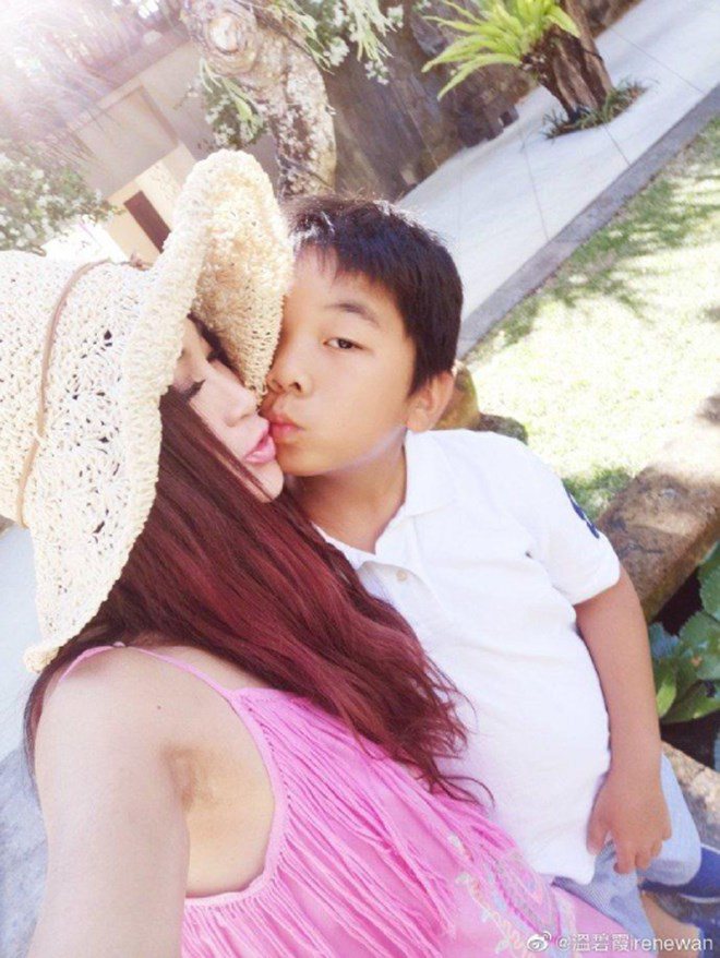 Mỹ nhân Philippines hôn môi con gái chưa bằng nam DV U70 có hành động quá mức với con - 11