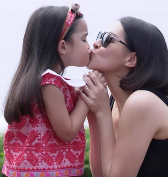 Mỹ nhân Philippines hôn môi con gái chưa bằng nam DV U70 có hành động quá mức với con - 6