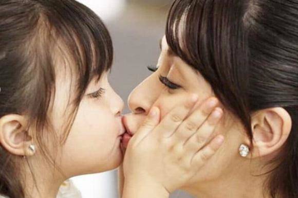 Mỹ nhân Philippines hôn môi con gái chưa bằng nam DV U70 có hành động quá mức với con - 7