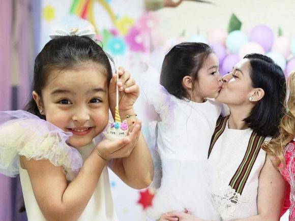 Mỹ nhân Philippines hôn môi con gái chưa bằng nam DV U70 có hành động quá mức với con - 8