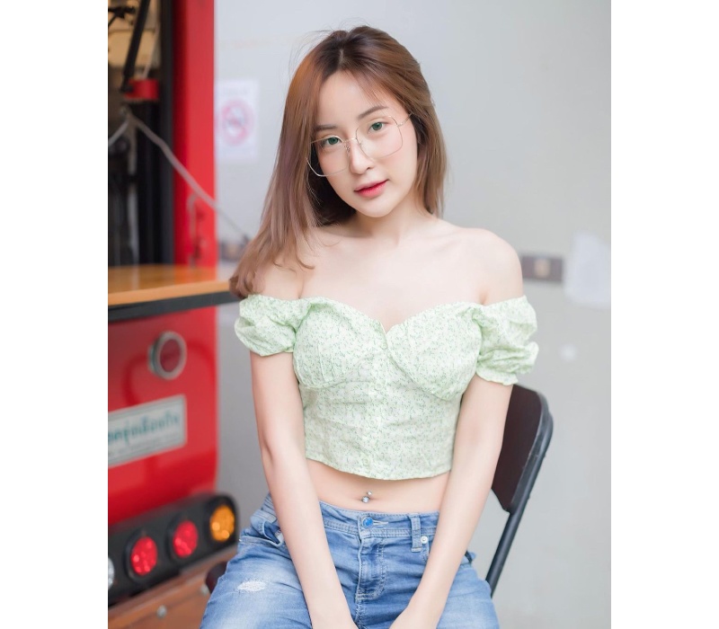 Cách lựa chọn trang phục hở vừa phải kết hợp cùng lối mix & match tinh tế, thời thượng giúp Feary ghi điểm tuyệt đối, xây dựng hình ảnh đẹp trong mắt dân tình.
