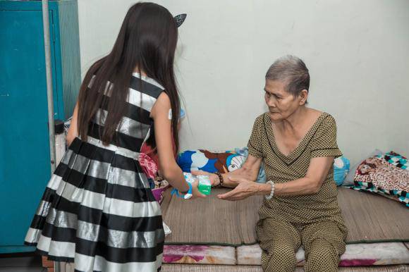 Nữ tỷ phú tặng TP.HCM 100 tấn lương thực: Là người Việt giàu nhất thế giới, có 2 con gái - 15