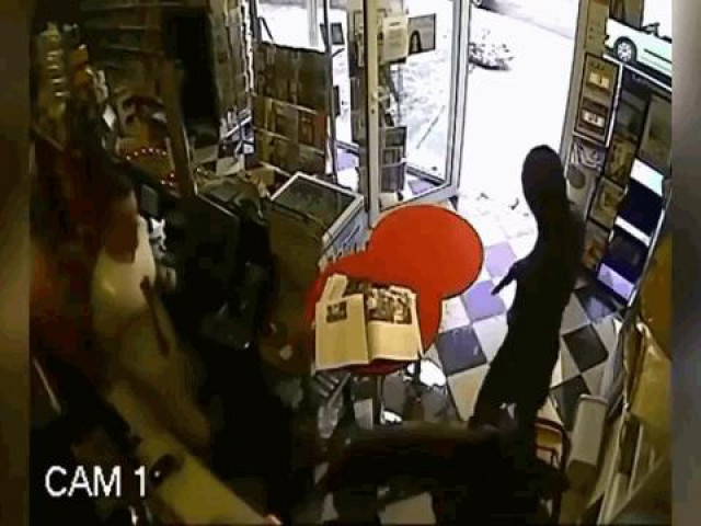 Clip Eva - Clip: Chú chó liều mạng tấn công tên cướp có súng để cứu chủ