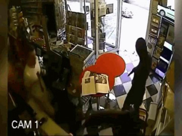 Clip: Chú chó liều mạng tấn công tên cướp có súng để cứu chủ