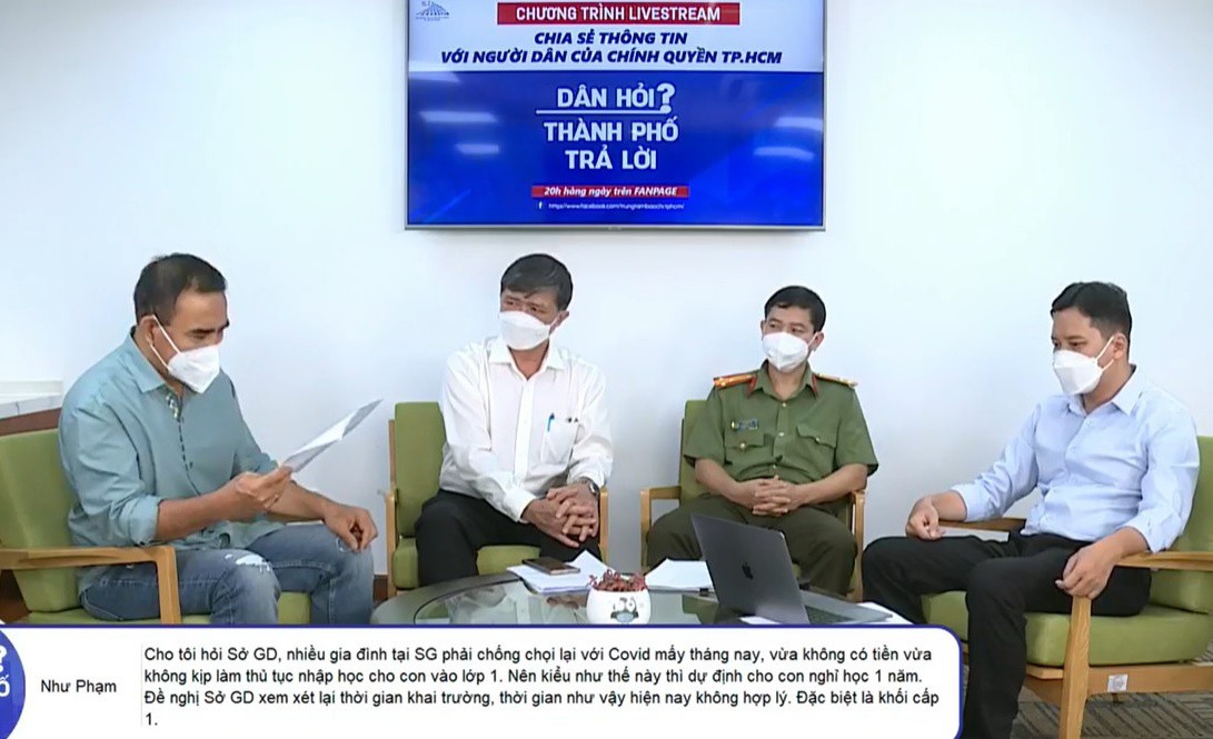 Ông Nguyễn Văn Hiếu (áo trắng giữa) trả lời các câu hỏi của người dân về vấn đề học phí. Ảnh: Tri Thức Trực Tuyến. 