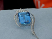 Tin tức - Đem chiếc trâm cài áo nhà chồng tặng đi thẩm định, người phụ nữ choáng váng khi biết giá trị