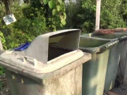 Tin tức - Tới nhà cô gái chơi phát hiện khăn tắm dính máu, bạn bè phát hoảng khi lục thùng rác