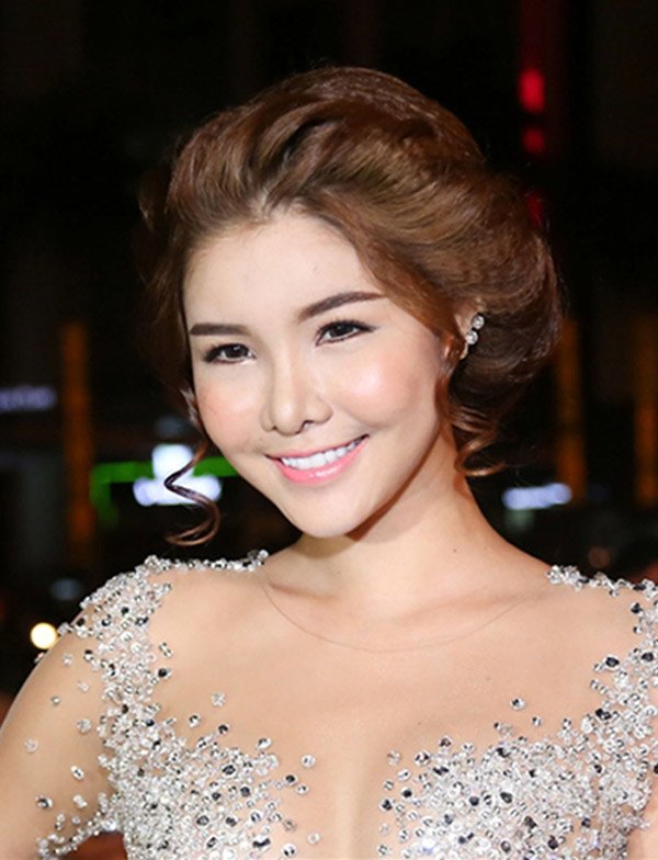 Bị nghi lại tiếp tục can thiệp dao kéo, bà xã Mạc Hồng Quân phân trần: emGương mặt tôi sưng và trông có vẻ dừ hoàn toàn không phải do lỗi trang điểm hay hậu quả của phẫu thuật thẩm mỹ. Cách đây một tuần, tôi sốt siêu vi khá nặng. Vì uống nhiều thuốc quá liều, không vận động nên gương mặt bị sưng phồng”./em