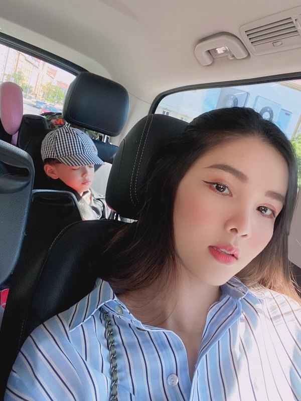 Gương mặt của cô thanh thoát thon gọn, những nét trên gương mặt của đã mềm mại hơn nhiều.