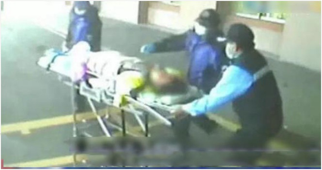 Hình ảnh cô được đưa lên xe cấp cứu đến bệnh viện.