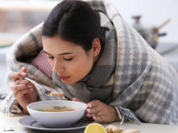 Sắp tiêm vắc xin phòng COVID-19, nên ăn uống gì để hạn chế các tác dụng phụ?